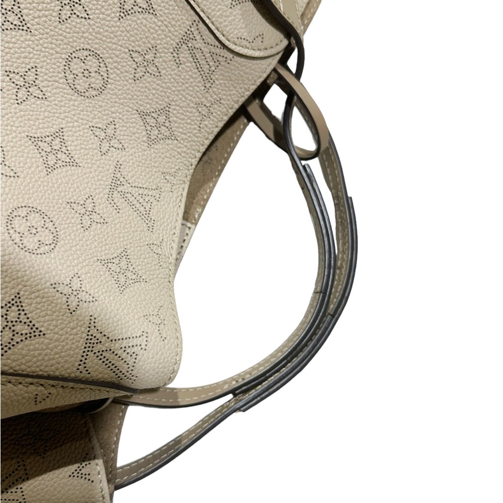 Louis Vuitton Mahina Hina MM Tote Bag Galet Perforated Leather Grey + Pouch - Picture 15 of 15